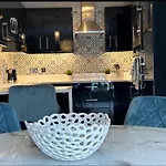 Malahide Airport Superior Large Serviced - Sleeps 6 Appartamento