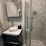 Appartamento Malahide Airport Superior Large Serviced - Sleeps 6 Dublino
