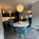 Appartamento Malahide Airport Superior Large Serviced - Sleeps 6 *