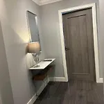 Malahide Airport Superior Large Serviced - Sleeps 6 Appartamento *