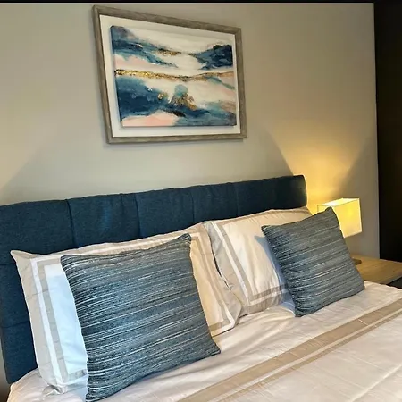 Malahide Airport Superior Large Serviced - Sleeps 6 Дублин