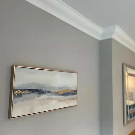 Malahide Airport Superior Large Serviced - Sleeps 6 *