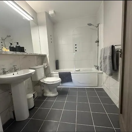 Апартаменты Malahide Airport Superior Large Serviced - Sleeps 6