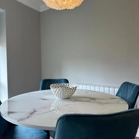 Apartamento Airport Large Superior Serviced - Sleeps 6 Dublin