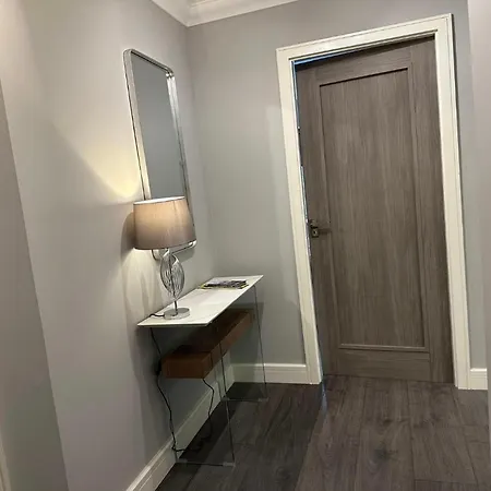 Malahide Airport Superior Large Serviced - Sleeps 6 Апартаменты *