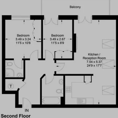 Malahide Airport Superior Large Serviced - Sleeps 6