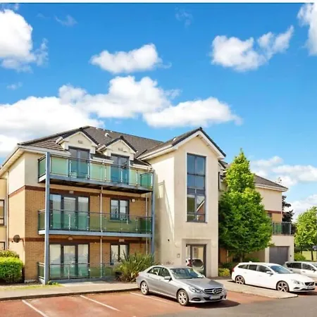 Airport Large Superior Serviced - Sleeps 6 Apartment *