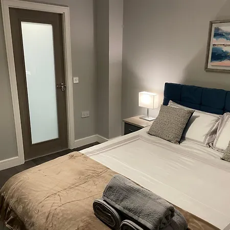 Malahide Airport Superior Large Serviced - Sleeps 6 *