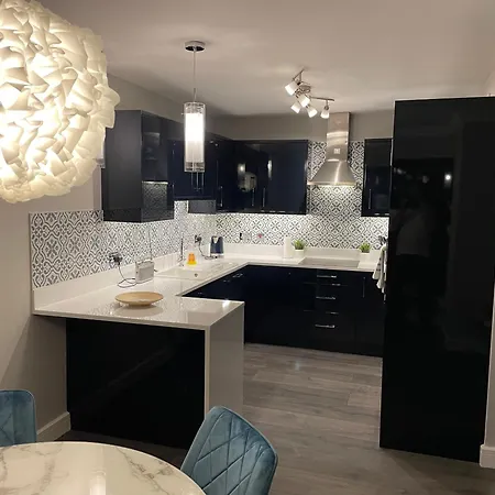 Malahide Airport Superior Large Serviced - Sleeps 6 * Dublín