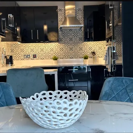 Airport Large Superior Serviced - Sleeps 6 Apartment