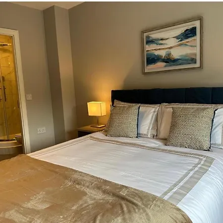Malahide Airport Superior Large Serviced - Sleeps 6