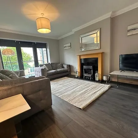 Malahide Airport Superior Large Serviced - Sleeps 6 Dublin