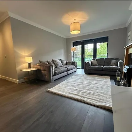 Apartment Airport Large Superior Serviced - Sleeps 6 *