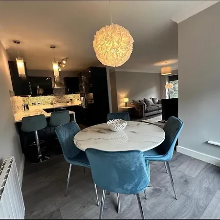 Apartment Airport Large Superior Serviced - Sleeps 6 *