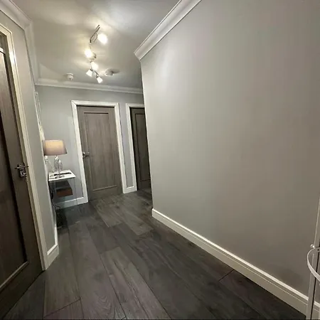 Apartment Airport Large Superior Serviced - Sleeps 6 *