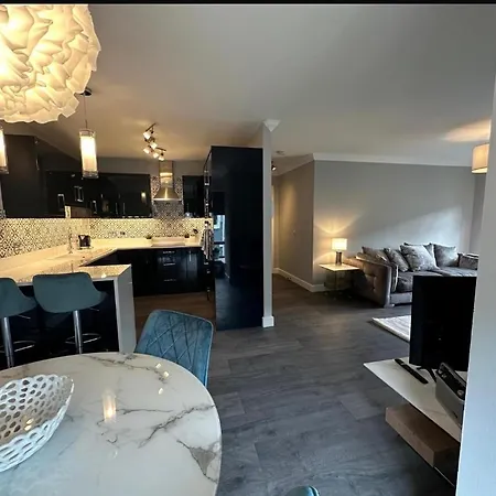 Malahide Airport Superior Large Serviced - Sleeps 6 *