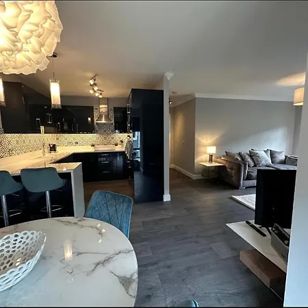 Apartment Airport Large Superior Serviced - Sleeps 6 *
