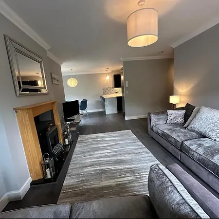 Airport Large Superior Serviced - Sleeps 6 Apartment *