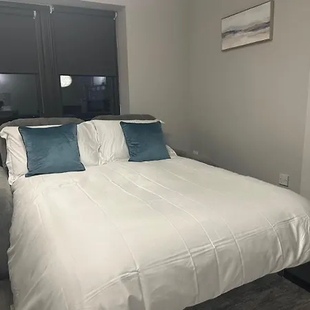 Malahide Airport Superior Large Serviced - Sleeps 6 *