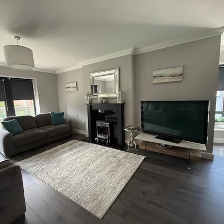 Malahide Airport Superior Large Serviced - Sleeps 6 *