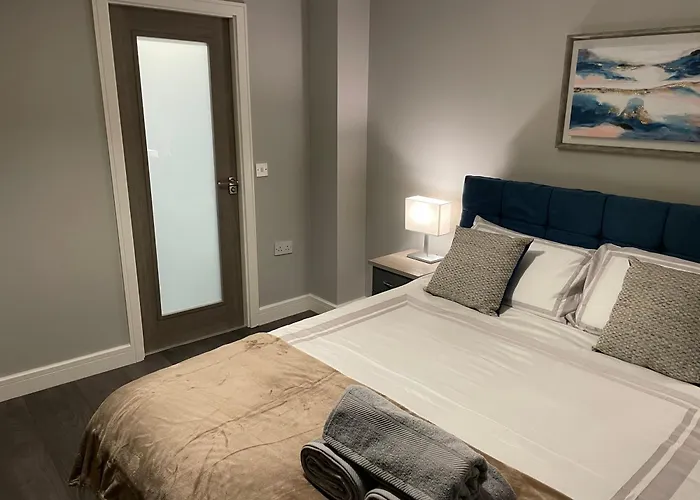 Malahide Airport Superior Large Serviced - Sleeps 6 *