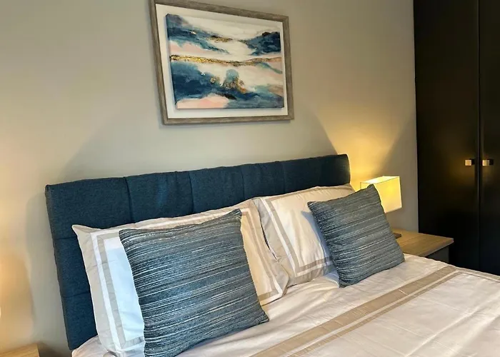 Malahide Airport Superior Large Serviced - Sleeps 6 Dublin