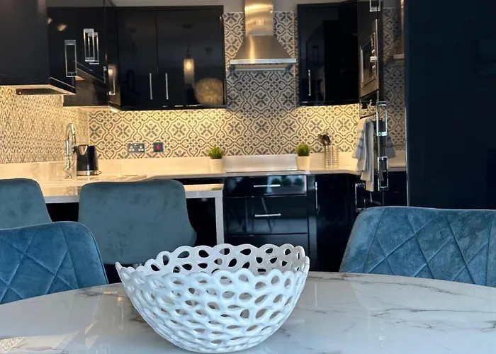 Malahide Airport Superior Large Serviced - Sleeps 6 Apartman