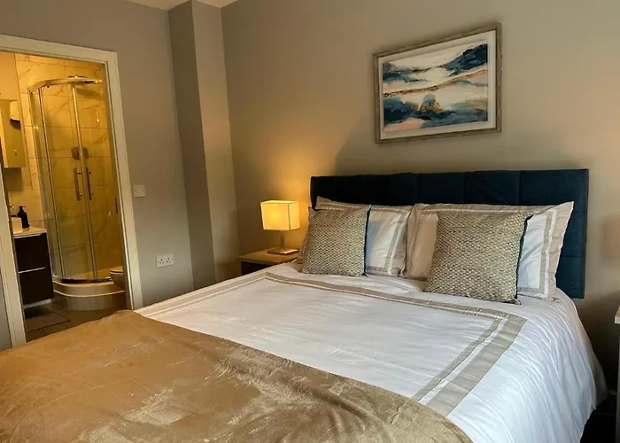 Malahide Airport Superior Large Serviced - Sleeps 6