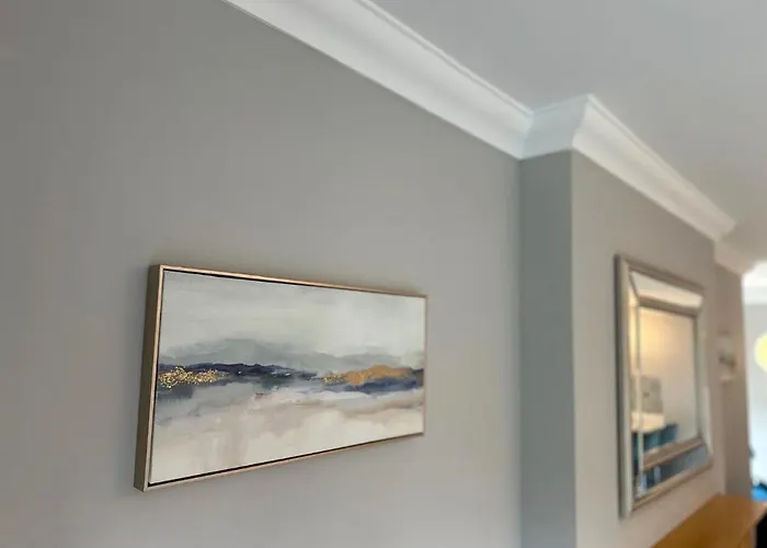 Malahide Airport Superior Large Serviced - Sleeps 6 *