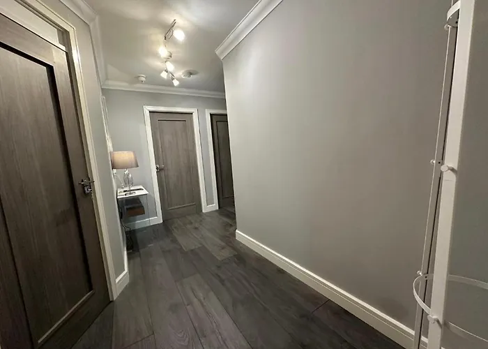 Apartman Malahide Airport Superior Large Serviced - Sleeps 6 *