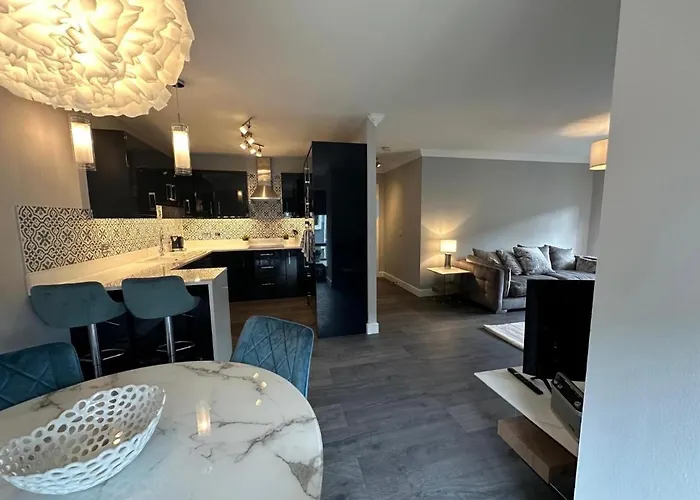 Malahide Airport Superior Large Serviced - Sleeps 6 *