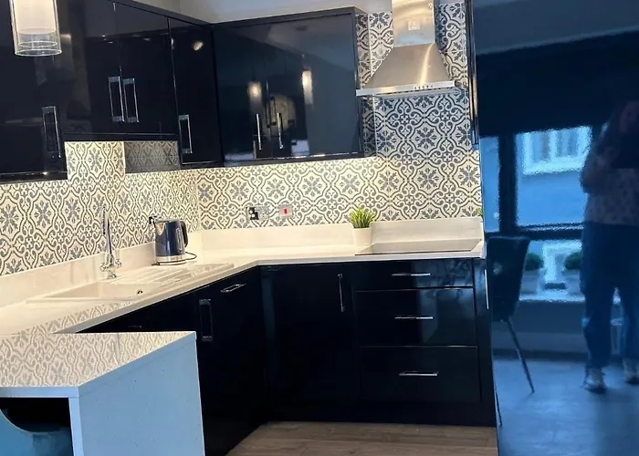 Malahide Airport Superior Large Serviced - Sleeps 6 Apartman Dublin