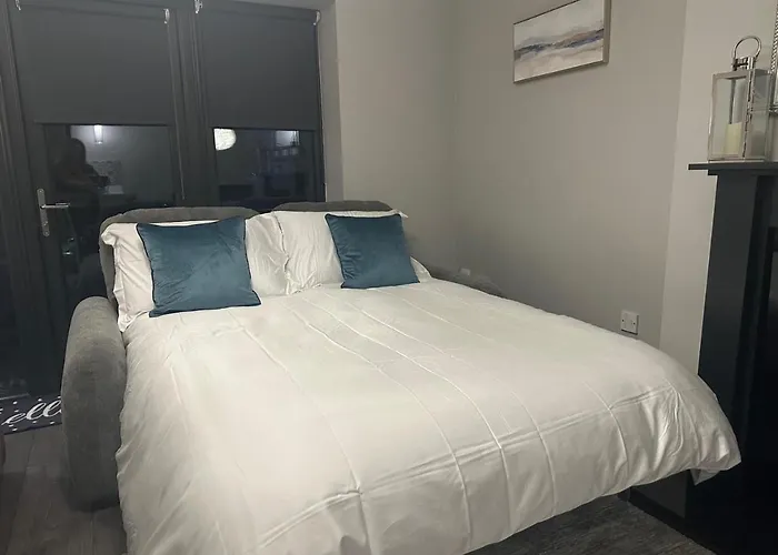 Malahide Airport Superior Large Serviced - Sleeps 6 *