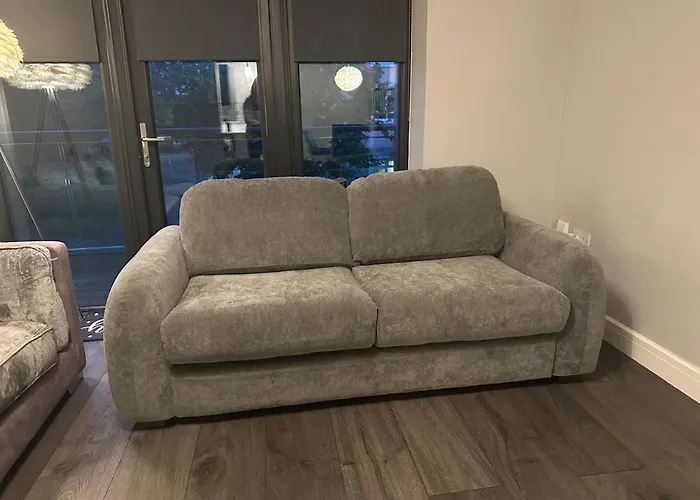 Malahide Airport Superior Large Serviced - Sleeps 6 Apartman *