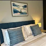 Malahide Airport Superior Large Serviced - Sleeps 6 Dublin