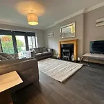 Malahide Airport Superior Large Serviced - Sleeps 6 Dublin