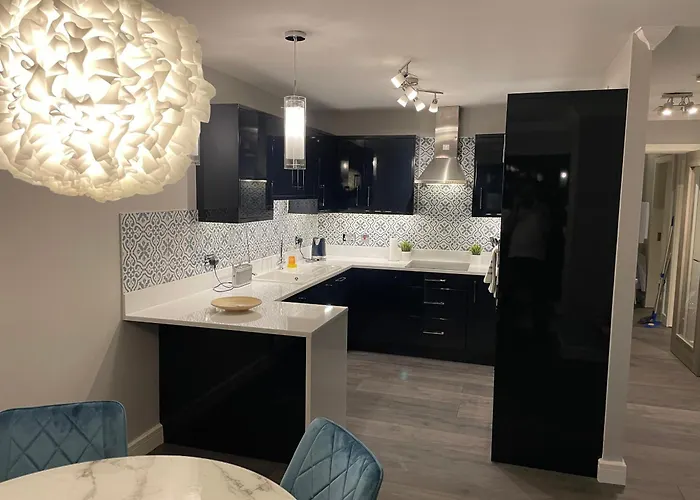 Malahide Airport Superior Large Serviced - Sleeps 6 * Dublino