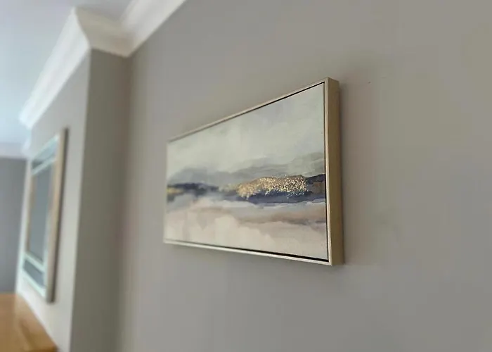 Malahide Airport Superior Large Serviced - Sleeps 6 Appartamento *