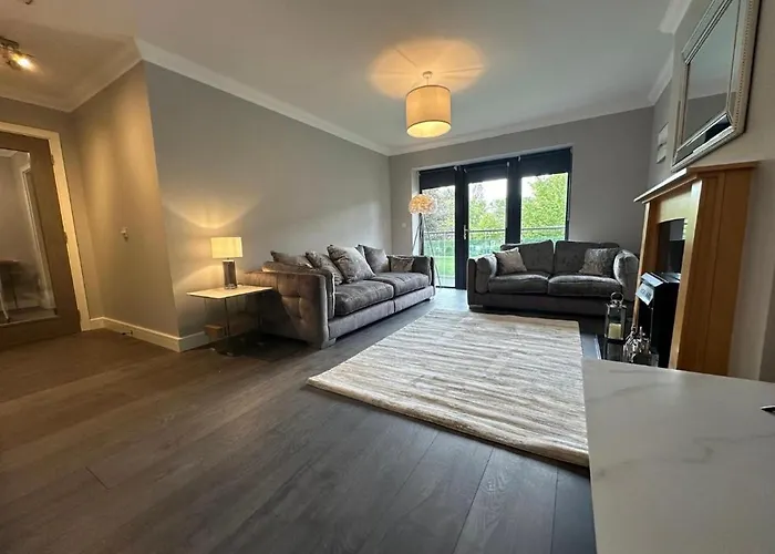 דירה Malahide Airport Superior Large Serviced - Sleeps 6 *