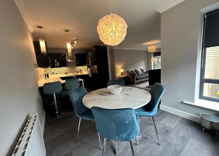 דירה Malahide Airport Superior Large Serviced - Sleeps 6 *