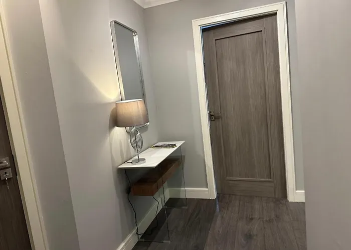 Malahide Airport Superior Large Serviced - Sleeps 6 Appartamento *