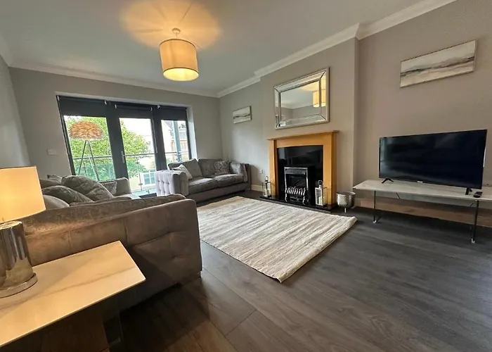 Malahide Airport Superior Large Serviced - Sleeps 6 Dublin